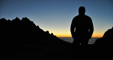 Bergsteiger bei Sonnenaufgang