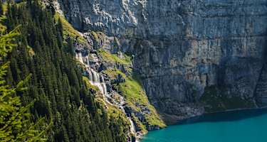 Senkrechte Felswände und kristallklares Wasser