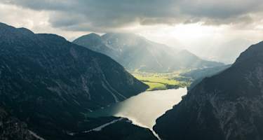 Alpenszene: Plansee im Bezirk Reutte in Tirol