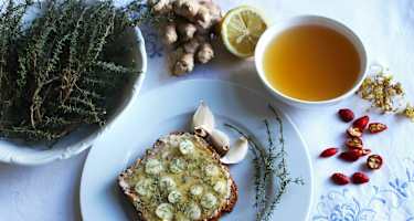 Power-Tee und Knoblauch-Thymian-Honig-Brot