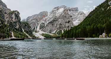 Pragser Wildsee mit Seekofel und Booten auf dem Wasser.