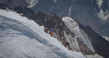 Die Alpinisten Lukas Wörle und Ales Cesen klettern im Karakorum