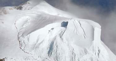 Der Gipfelbereich des K2 mit Bottleneck, Seracs und den aufsteigenden Bergsteigern
