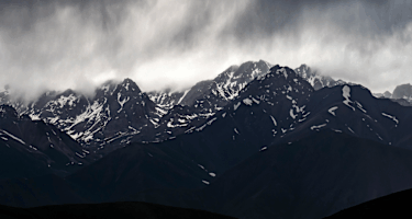 Regen in der Schneedecke führt zu einem Festigkeitsverlust und Anstieg der Lawinenaktivität