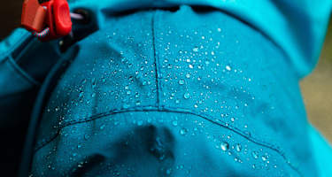 Wie dicht ist eine Regenjacke oder Outdoorjacke? Wassersäule und Kategorien