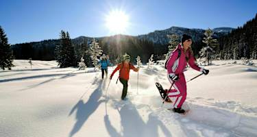 Schneeschuhwanderer bei Reit im Winkl im bayerischen Chiemgau