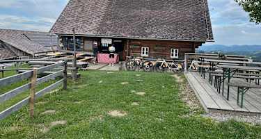 Almhütte Remschniggalm in der Südsteiermark mit Tischen und Bänken