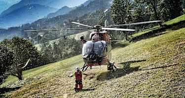 Rettungshubschrauber im Einsatz bei einem Unfall