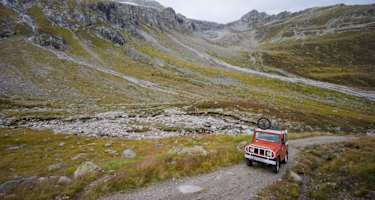 Auto und Helikopter in den Zillertaler Alpen