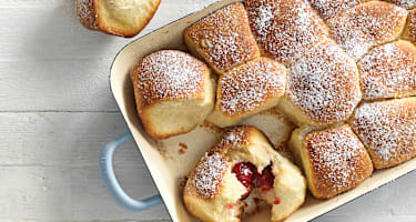 Buchteln, auch Wuchteln oder Rohrnudeln genannt, in einer Auflaufform