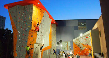 Auch abends kann im Outdoorbereich des City Adventure Center geklettert werden.