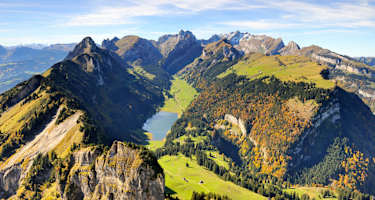Blick vom Hohen Kasten über den Stauberenfirst (1.693 m), hinab zum Sämtisersee in Appenzell-Innerrhoden