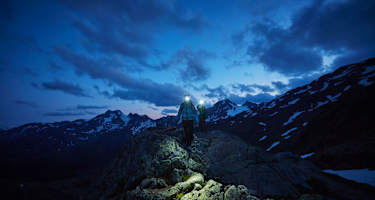 Bergwanderer bei Nacht im Südtiroler Schnalstal