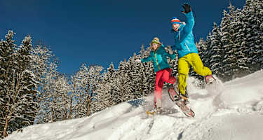Winterfreuden: Schneeschuhwanderer in Altenmarkt-Zauchensee in Salzburg