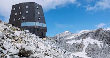 Die Schwarzensteinhütte auf 3.026 m in den Zillertaler Alpen