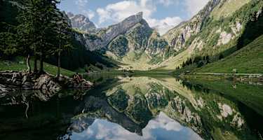 Der Seealpsee in der Schweiz - Berge spiegeln sich in der glatten Seeoberfläche