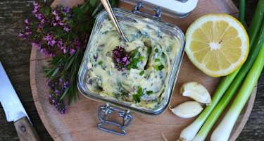 Selbstgemacht: Kräuterbutter aus heimischen Wildkräutern