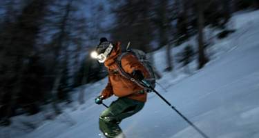 Eine Stirnlampe sollte bei einer nächtlichen Skitour immer dabei sein