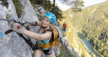 Junge Frau am Klettersteig