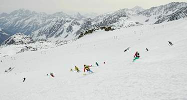 Skifahrer am Stubaier Gletscher in Tirol