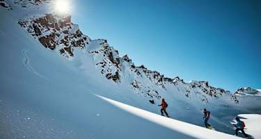 Skitourengeher im freien Gelände