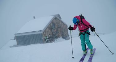 Wintersportler mit Tech-Bindung