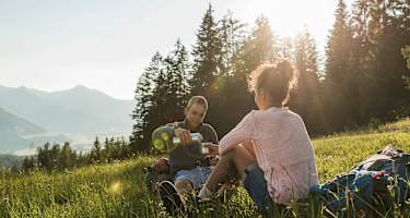 Wanderer beim Rasten im Tannheimer Tal in Tirol