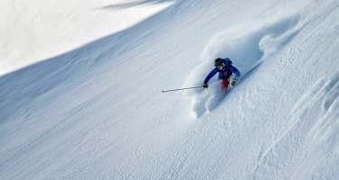 Tiefschneeabfahrt im Gelände