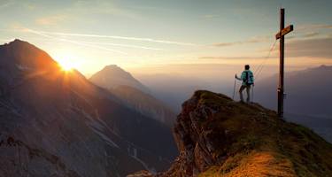Wandern in Tirol: Sonnenaufgang über der Mieminger Kette