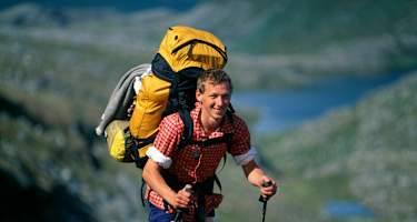 Trekking: Wanderer mit Teleskopstöcken im Gelände