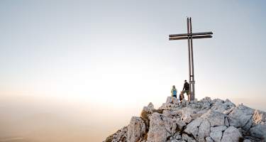 Ein farbenprächtiges Panorama erwartet Wanderer auf dem Schwarz-Weiß-Weg in Südtirol.