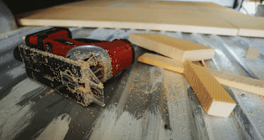 Letzte Woche verpasste Laura unserer Vanda einen zusätzliche Bodenisolierung und begann mit der Deckenkonstruktion