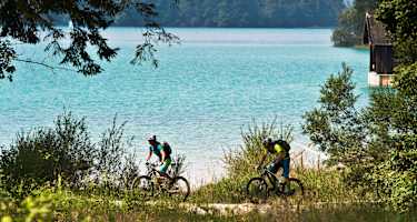 Zwei Radler vor dem Walchensee.
