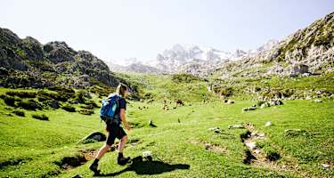 Wanderin im Nationalpark Picos de Europa in Spanien