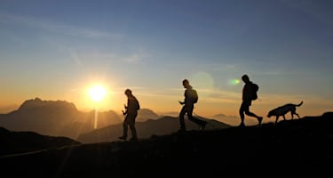 Wandern am Hochplateau Steinplatte in den Chiemgauer Alpen an der Grenze von Bayern und Tirol