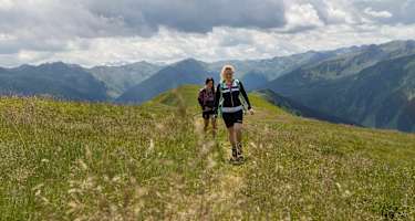 Zwei Frauen wandern in der Wildschönau