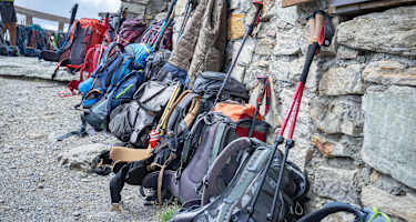 Wanderrucksäcke an einer Berghütte