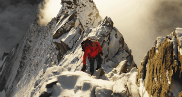 Die bergführende Traumerfüllerin Magdalena Habernig auf dem Weisshorn (4.504 m) in den Walliser Alpen