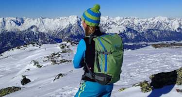 Freeriderin vor Bergpanorama
