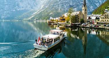 Mit dem Linienboot gelangt man ganz einfach nach Hallstatt.