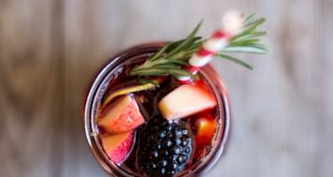 Sangria dekoriert von oben