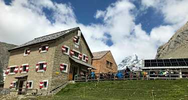 Die Salmhütte mit dem Großglockner im Hintergrund.