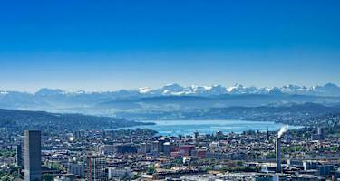 Zürich: Blick über die Stadt in die Berge