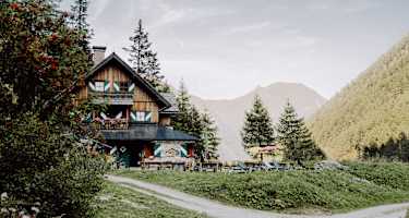 Die Rotgüldenseehütte steht am Fuße des Großen Hafners und am Ufer des Unteren Rotgüldensees