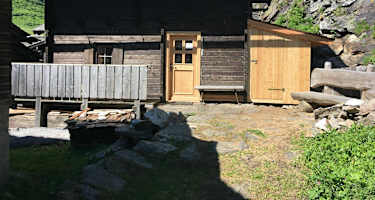 Am Fuße des Großvenedigers gelegen, steht die Hütte auf 1.698 m Seehöhe in einem kleinen Almdorf.