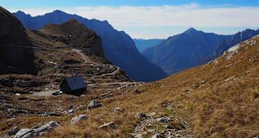 Blick vom Mangartpass auf die Koča na Mangrtskem sedlu