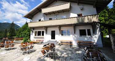 Das DAV-Haus Spitzingsee hat seinen Platz in den Bayerischen Voralpen, den Schlierseer Bergen.