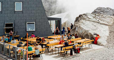 Die Seethalerhütte ist Ausgangspunkt für den Anstieg über die Schulter auf den Hohen Dachstein