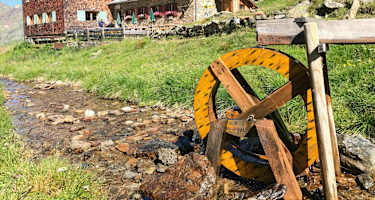Die Edmund-Graf-Hütte mit dem kleinen Wasserrad.