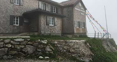 Das Edmund-Probst-Haus (1.930 m) steht in den Allgäuer Alpen am Fuße des Nebelhorns